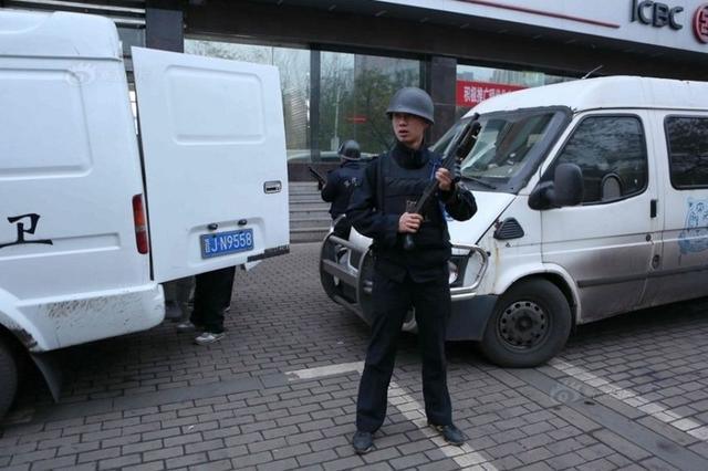 为何运钞员选择霰弹枪，因为这种武器在军队中的使用频率较低？（qbs货币资讯）