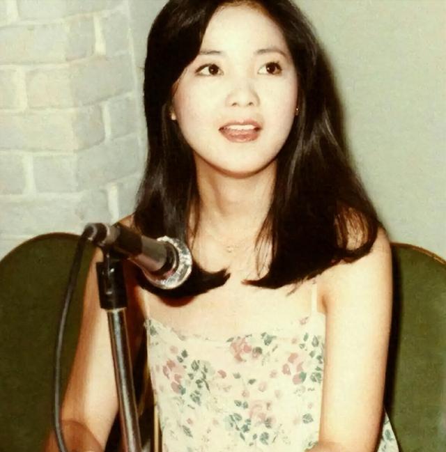 41年前，邓丽君当众亲吻过一位士兵，后来这士兵：三天只洗半边脸（朱飞）