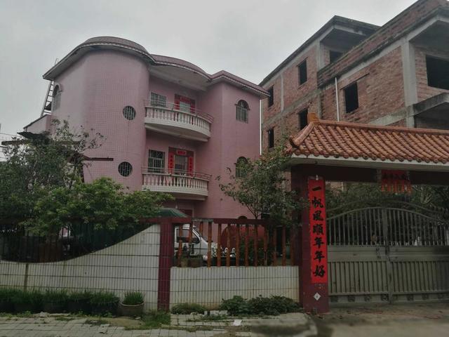 金价跌至近一个月低点。点评，毫无疑问，金价与全球局势以及全球（tdw货币资讯）